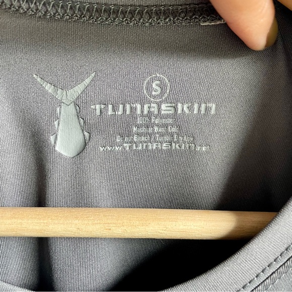 Tunaskin Gray Women Short Sleeve Performance Tee with Pink Tuna Logo Size Small - Picture 2 of 4